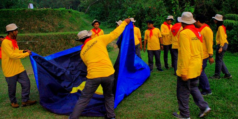 Aktivitas outbound membangun tenda