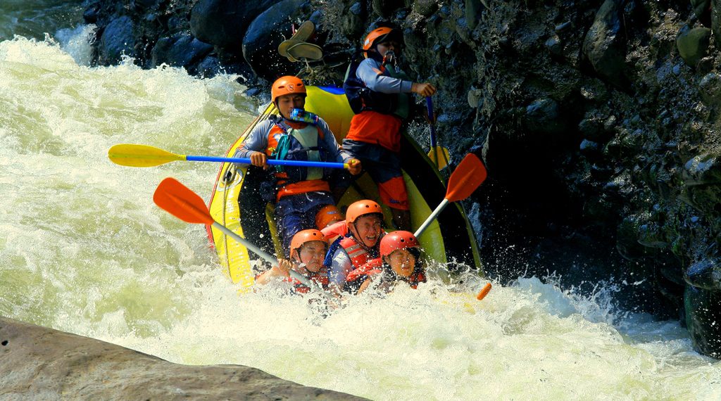 outbound Adventure Arung jeram Puncak